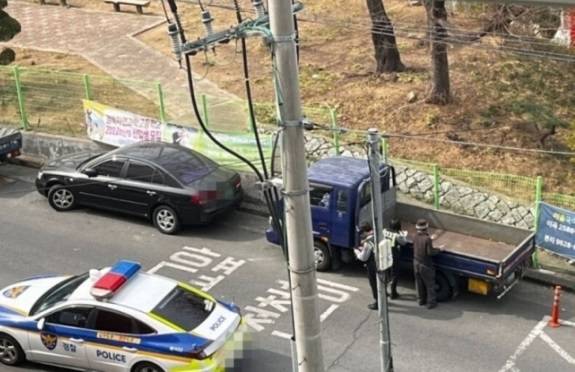 지난해 3월 대구 달서구의 한 여자고등학교 앞에 A씨가 현수막을 내건 뒤 경찰이 출동한 모습. 온라인 커뮤니티 캡처