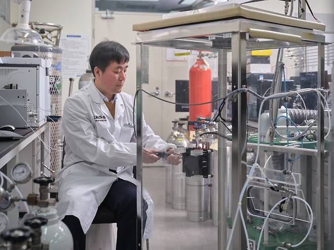 강남구 박사가 논토양 메탄 배출량 측정기기의 교정기술을 개발하고 있다.[한국표준과학연구원 제공]