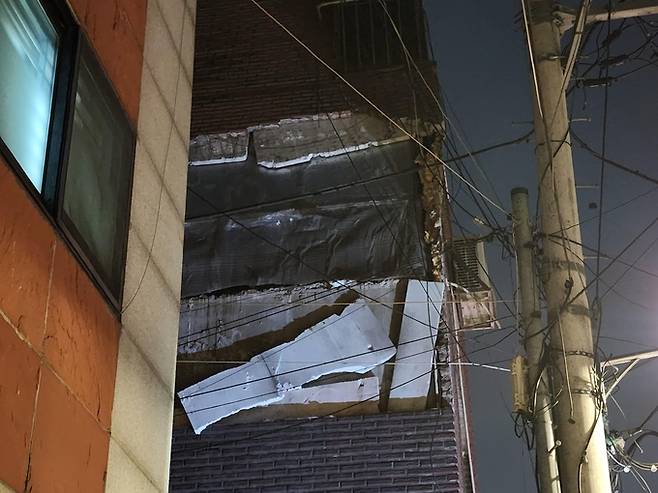 23일 오후 5시23분쯤 서울 강북구 수유동에 있는 4층짜리 빌라를 감싸고 있는 외벽이 떨어져 나간 모습. 연합뉴스
