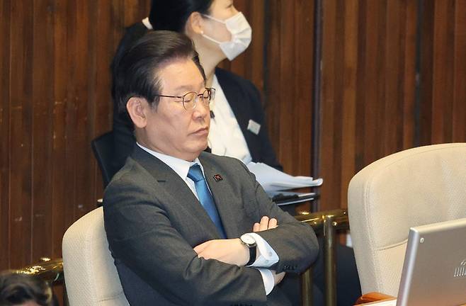 이재명 더불어민주당 대표(왼쪽)가 23일 오후 열린 국회 본회의에 참석해 생각에 잠겨 있다. 연합뉴스