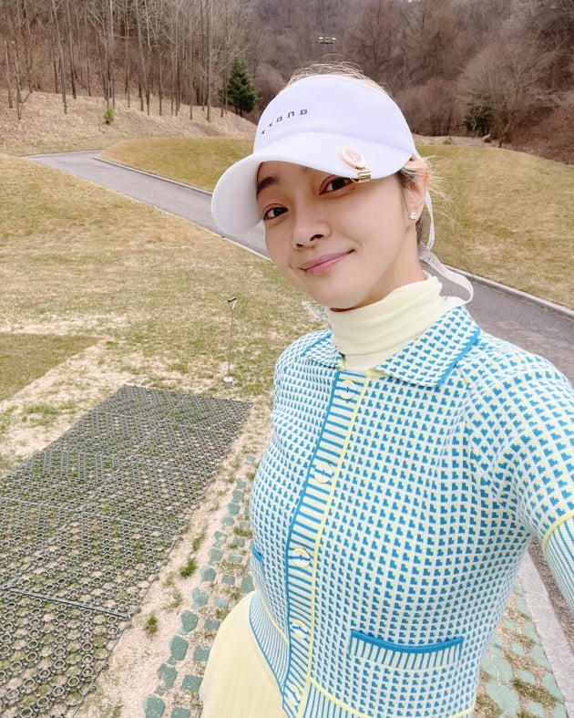 Actor Seo Hyo-rim shared the routine.Seo Hyo-rim posted several photos and videos on the 24th with the message, I had more fun with my husband. The photos and videos released showed Seo Hyo-rim.Seo Hyo-rim is wearing golf wear and is playing golf swing in the outdoor field.Seo Hyo-rims face lights up and catches the eye.Also, Seo Hyo-rim left a selfie and left a photo of a happy rounding moment.Seo Hyo-rim is married to Kim Soo-mis son Jung Myung-Ho in 2019 and has a daughter.