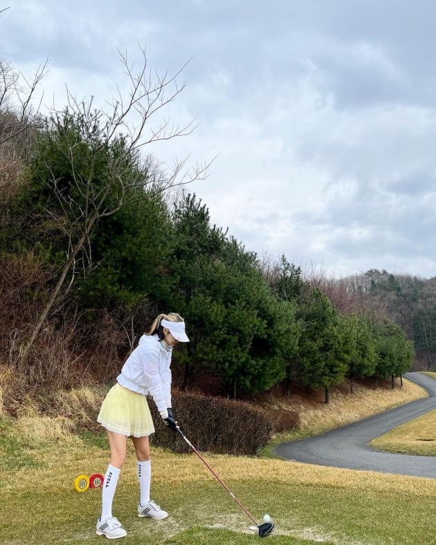 Actor Seo Hyo-rim shared the routine.Seo Hyo-rim posted several photos and videos on the 24th with the message, I had more fun with my husband. The photos and videos released showed Seo Hyo-rim.Seo Hyo-rim is wearing golf wear and is playing golf swing in the outdoor field.Seo Hyo-rims face lights up and catches the eye.Also, Seo Hyo-rim left a selfie and left a photo of a happy rounding moment.Seo Hyo-rim is married to Kim Soo-mis son Jung Myung-Ho in 2019 and has a daughter.