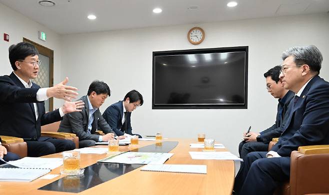 이민근(맨 왼쪽) 안산시장이 23일 서울 중구 국토발전전시관에서 이원재(맨 오른쪽) 국토교통부 1차관에게 안산신도시 1·2단계 지역을 노후계획도시 정비 및 지원에 관한 특별법에 포함해달라고 요구하고 있다. (사진 = 안산시 제공)