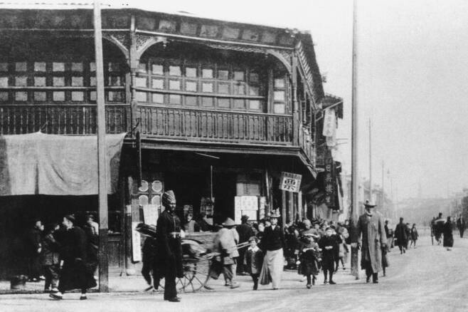 상하이 난징루의 시크교도 영국 경찰관과 유럽인 가족, 1900년 무렵. 너머북스 제공