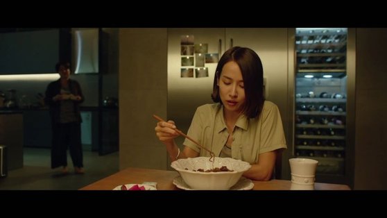 영화 ‘기생충’에서 주인공 연교(조여정)가 채끝살 구이를 올린 넣은 짜파구리를 먹고 있다. 사진 CJ ENM