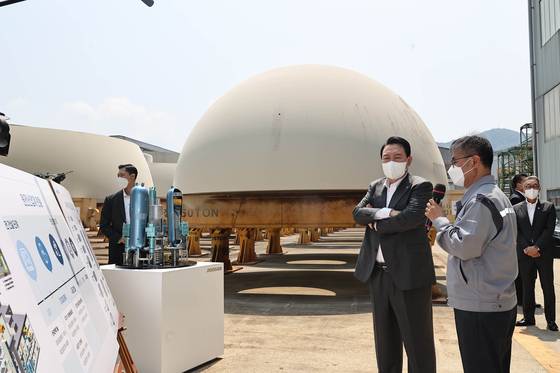 윤석열 대통령이 지난해 6월22일 경남 창원 두산에너빌리티 원자력 공장을 방문해 김종두 전무의 안내를 받으며 건설이 중단돼 있는 신한울 3, 4호기 원자로 주단 소재를 둘러보고 있다./사진=뉴스1 제공