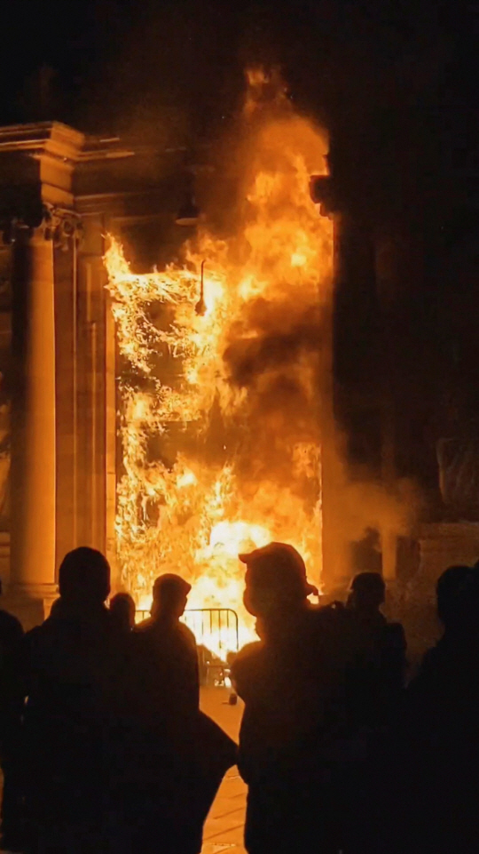 23일(현지시간) 연금개혁에 반대하는 프랑스의 전국적 시위 와중에 보드로 시청에서 화재가 발생하고 있다. 로이터·연합뉴스