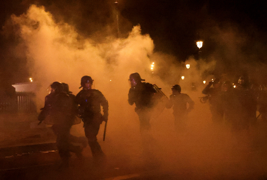 23일(현지시간) 프랑스 파리의 연금개혁 반대시위에서 경찰이 과격행동을 한 시위대를 뒤쫓고 있다. 로이터·연합뉴스