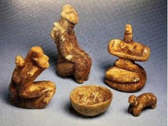기원전 5000~3500년 전 제작된 것으로 추정되는 신석기 시대 가족상. 뉴욕 맨해튼 지방 검찰청 홈페이지