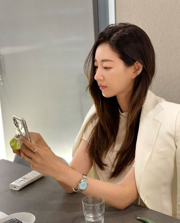 Kim Sa-rang posted a picture on his instagram with various emoticons on the 24th.In the photo, Kim Sa-rang, who loosened his long hair, stared at his cell phone with a white jacket. Kim Sa-rang certified his perfect side with a sleek nose and jaw line.The netizens responded to Goddess is beautiful, I love you, I am very happy, I love you for 20 years except religion and I am the number one woman in the world.Meanwhile, Kim Sa-rang played Kang Hae-ra in the TV Chosun drama Revenge, which ended in January 2020.Revenge is an exciting mystery social network revenge in which the heroine, who was asked to revenge by chance, resolves the case and confronts power.