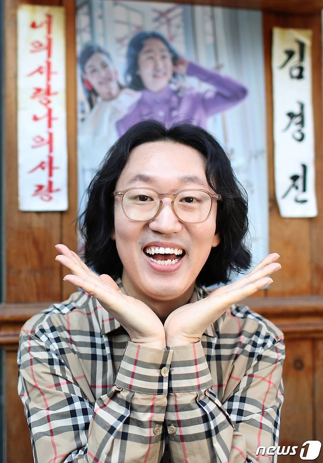 Seoul =) = Comedian Kim Kyung Jin (40) turned into a restaurant boss.Kim Kyung Jin, who made his debut as a comedian in MBC 16th year in 2007 and has been active in various comedy programs such as Its A GagKim Kyung Jin also received much attention when he appeared on MBC Infinite Challenge Korean Stone + Eye Contest.Since then, he has appeared in various entertainment programs. He is now living a new life by operating a pasta restaurant in Seoul.Kim Kyung Jin, who recently met [Comedian] in his shop as the thirty-sixth protagonist. He had time to talk about the current situation since he started the restaurant business after the Comedian activity.After debuting as Comedian in MBC 16, I heard that he started the second act of his new life when he walked Comedians way.He also confessed to the sneaky camera incident and the changes he had undergone since appearing on Channel A Taste of Money by Park Myung-sooKim Kyung Jin walked without giving up his dream even in the pain of receiving evil.In response, he said, I think its the most important thing to stay, and if you stay, you have a real opportunity.