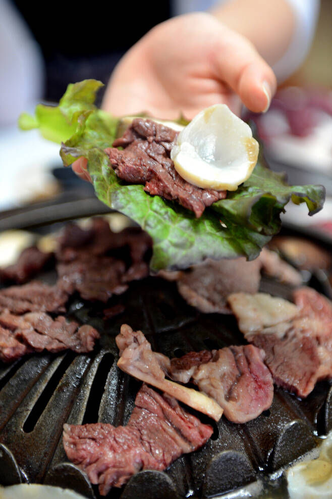 먹을거리가 풍요로운 전남 장흥에서 가장 핫한 메뉴는 ‘장흥삼합’이다. 한우와 키조개, 표고버섯을 곁들여 먹으면 감칠맛이 폭발한다.