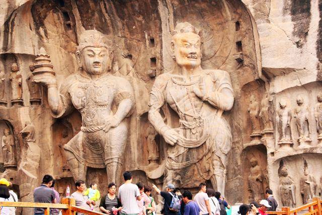 중국 허난성 뤄양에 위치한 용문석굴 봉선사의 천왕과 역사 조각. 용문석굴은 막고굴, 운강석굴과 함께 중국 3대 석굴이다. ⓒ최종명