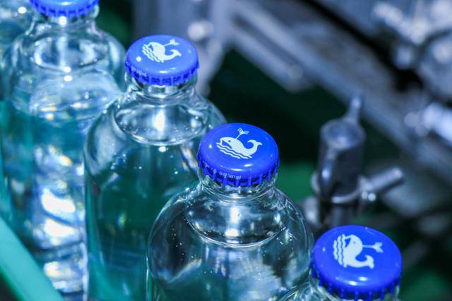 2일 대전 서구 충청권 주류업체 맥키스컴퍼니의 소주 공장에서 선양소주병에 주정 주입 후 병마개를 타공하는 모습. 선양소주는 병 목 부분을 짧게 만들고 병마개도 맥주병 같은 크라운 캡을 쓰기 때문에 회사는 최근 크라운 캡핑이 가능한 기계를 새로 들였다고 한다. 맥키스컴퍼니 제공