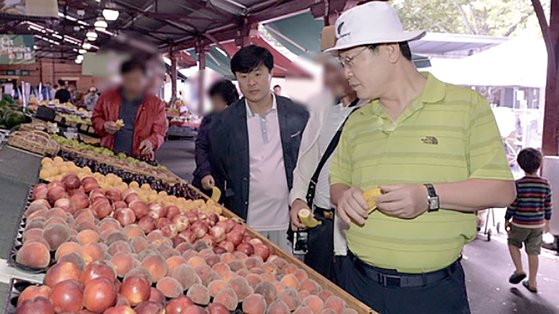 2015년 1월 14일 호주 출장 당시 이재명 대표(초록색)과 고(故) 김문기 전 성남도시개발공사 개발1처장(파란색)이 함께 시장에서 장을 보고 있다. 사진 고공행진 블로그
