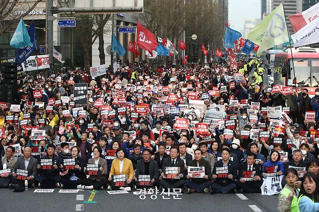더불어민주당 이재명 대표, 박홍근 원내대표, 정의당 이정미 대표와 869개 노동시민사회단체 회원들이 25일 서울광장 인근에서 대일 굴욕외교 규탄 범국민대회를 열고 있다. 문재원 기자