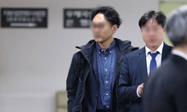 정민용 변호사가 지난 21일 오전 서초구 서울중앙지방법원에서 열린 김용 전 민주연구원 부원장의 불법 정치자금·뇌물 수수 관련 공판에 출석하고 있다. / 사진=연합뉴스