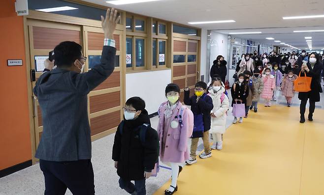지난 3월 2일 오전 서울 강동구 한 초등학교에서 열린 입학식에서 새로 입학하는 1학년 신입생들이 교실로 향하고 있다. <박형기기자>