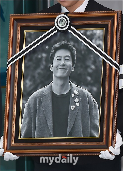 The cause of the death of actor Kim Joo-hyuk remains a mystery, and is being reexamined by the mention of his best friend Han Jung-soo.Han Jung-soo opened the pain of losing his best friend Kim Joo-hyuk in the comprehensive channel channel A Oh Eun Youngs a gold piece a counseling center broadcast on the afternoon of the 24th.I started suffering from Panic disorder and sleep disorder about four or five years ago. Why did this come to me? I wonder if Kim Joo-hyuks friend had an accident and then it happened.Kim Joo-hyuk was my best friend, and when I went there, I felt like, Its just me now. Im alone in the world. I still have this feeling. Kim Joo-hyuk suddenly died in a traffic accident in October 2017 when the Bradley Fighting Vehicle collided with another Bradley Fighting Vehicle near the front gate of an apartment building in Yeongdong-dong, Gangnam-gu, Seoul.Hes 45 years old.According to a police investigation, there were no signs of defects or mechanical malfunctions in the Bradley Fighting Vehicle, which Kim Joo-hyuk drove at the time.There was also a possibility of myocardial infarction, but the autopsy of the National Forensic Service (NFS) did not directly cause death. No alcohol or special drugs were detected. The exact circumstances of the accident that led to the death of the deceased are still unsolved.Han Jung-soo was saddened by the fact that he could not accept the death of his friend.Han Jung-soo also said that Kim Joo-hyuk seemed to have suffered Panic during his lifetime. He said, I have tried various tests and have not found any obvious cause.At that time, I heard from a girlfriend that Kim Joo-hyuk sometimes drove and suddenly it was too hard. He stopped the car in the middle and took a rest for 20 ~ 30 minutes and then drove again. 