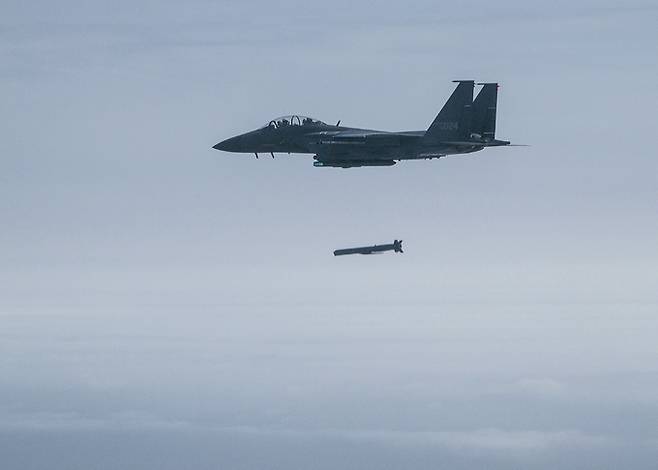 한국 공군 F-15K 전투기가 24일 오후 가상의 지상 표적을 향해 장거리 공대지미사일인 AGM-84 슬램이알(SLAM-ER)을 발사하고 있다. 공군 제공