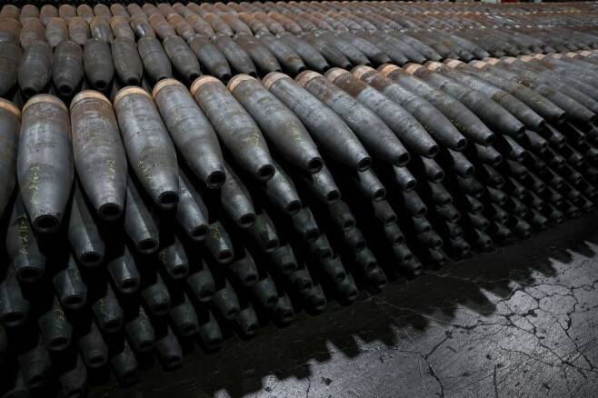 지난 2월 미국 펜실베이니아주 스크랜턴에 위치한 미 육군 탄약 공장에서 우크라이나로 보낼 155mm 포탄 다발의 모습. 스크랜턴=로이터·연합뉴스