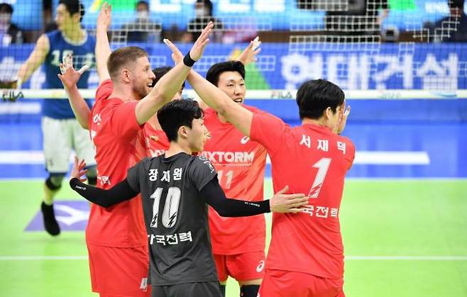 득점 후 기뻐하는 한국전력 선수단. 한국배구연맹(KOVO)