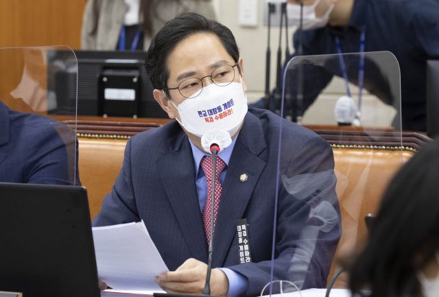박수영 국민의힘 의원이 2021년 10월 6일 국회에서 열린 정무위원회의 금융위원회의에 대한 국정감사에서 질의하고 있는 모습. 연합뉴스