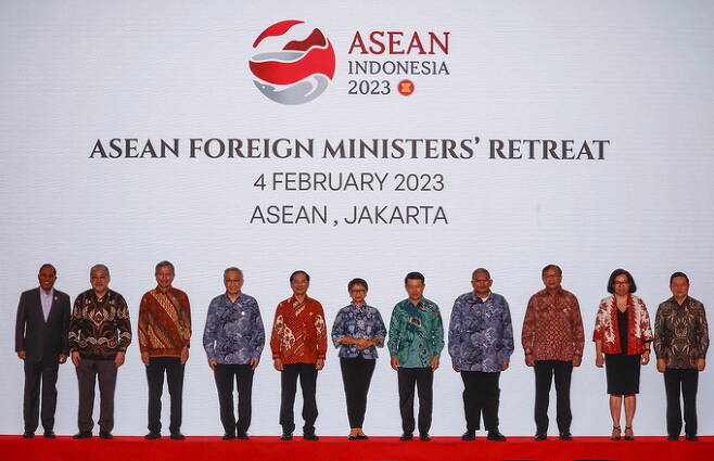 아세안 외교장관 회담에 참석한 회원국 외교장관들이 2월 4일 인도네시아 자카르타 소재 아세안 사무국에서 기념사진을 찍고 있다. 자카르타=EPA·연합뉴스