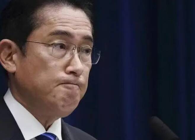 기시다 후미오 일본 총리가 퇴임해 귀국하는 전 주일 중국대사와의 만남을 거부했던 것이 뒤늦게 알려지면서 외교 매너 논란이 제기됐다. 출처 웨이보