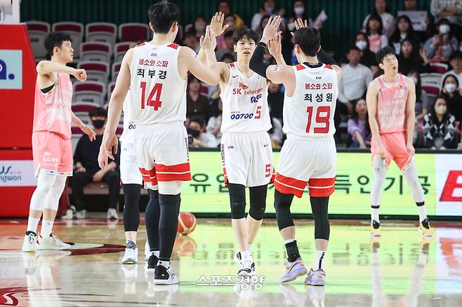 SK 선수들이 26일 창원 실내체육관에서 열린 LG와 원정 경기에서 승리한 뒤 기뻐하고 있다. KBL 제공