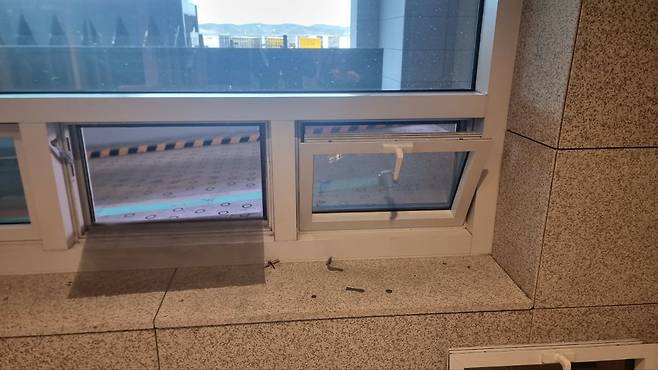 26일 인천국제공항에서 입국불허 판정을 받은 카자흐스탄 국적 2명이 도주하기 위해 파손한 유리창./뉴스1