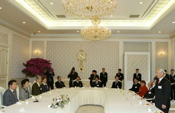 정야나(오른쪽 앉은이 빨간옷) 교수는 부친 정추(정 교수 오른쪽)와 함께 2004년 3월4일 청와대에서 열린 ‘<KBS> 해외동포상 수상자 초청 다과회’에 참석했다. 노무현사료관