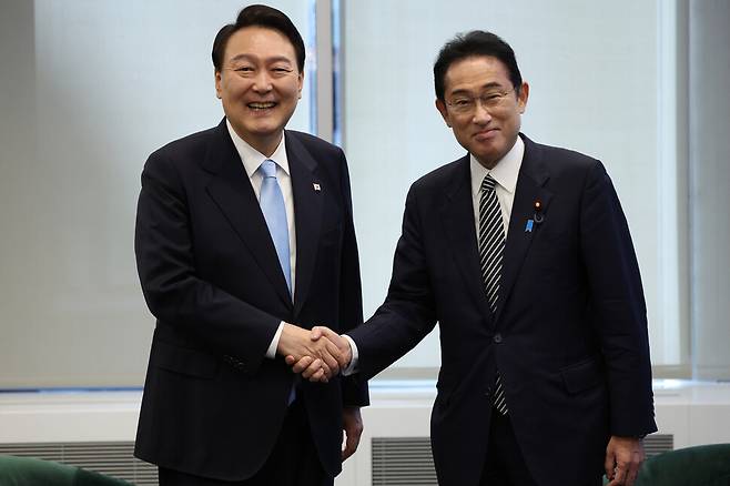 2022년 9월21일 윤석열 대통령(왼쪽)이 유엔총회 참석차 방문한 미국 뉴욕의 일본 쪽 행사장을 찾아가 기시다 후미오 총리와 30분 약식회담에 앞서 악수하고 있다. 연합뉴스