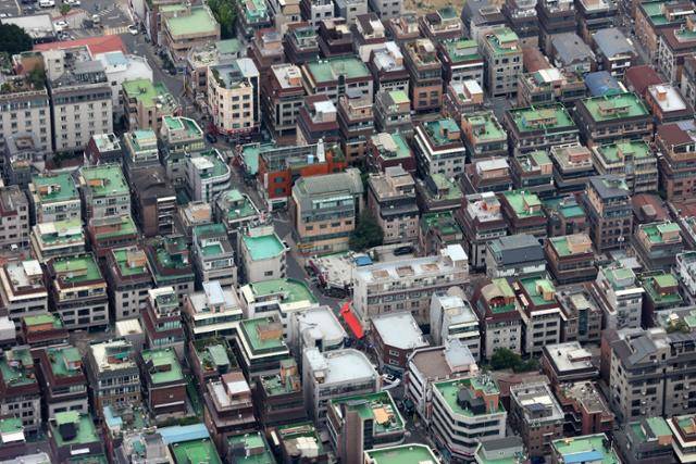 5일 서울 송파구 롯데월드타워 전망대 서울스카이에서 바라본 서울 시내 다세대·연립주택 모습. 뉴스1