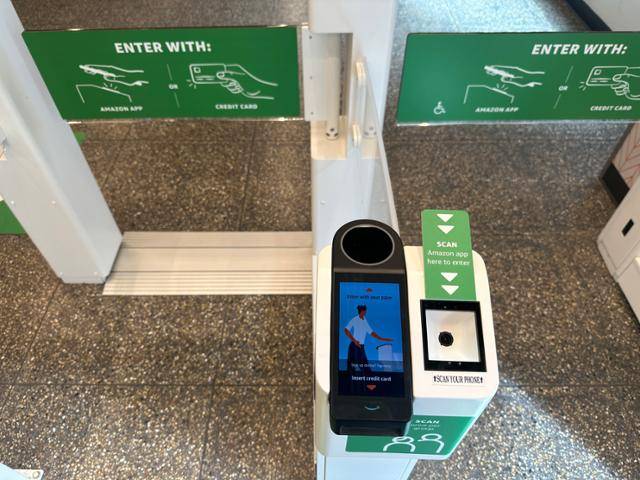 25일(현지시간) 찾은 미국 캘리포니아 샌프란시스코의 한 아마존 고 매장 입구. 아마존 애플리케이션 안에 있는 QR코드를 비추면 문이 열린다. 샌프란시스코=이서희 특파원