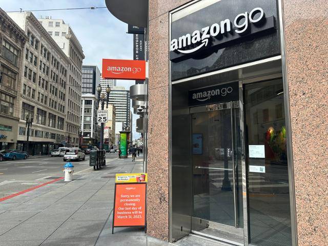 25일(현지시간) 미국 캘리포니아 샌프란시스코의 한 아마존 고 매장 앞에 이달 말까지만 운영한다는 내용의 알림판이 비치돼 있다. 샌프란시스코=이서희 특파원