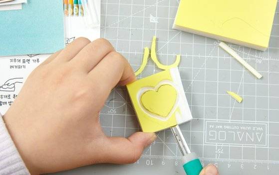 하트 바깥 부분은 조각도를 이용해 일자로 파준다.