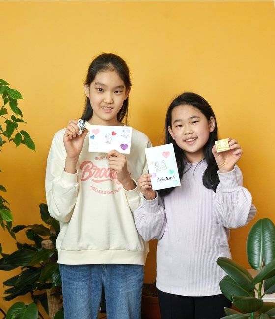 이유은(왼쪽) 학생기자는 스누피 스탬프를 만들어 캐릭터 엽서를, 정해원 학생기자는 토끼 스탬프로 뉴진스에게 편지 쓰기 좋은 엽서를 완성했다.