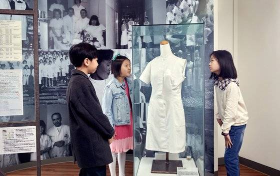 소중 학생기자단이 독일정부의 외국인 인력 모집 정책 중지에 반발해 한쪽 팔을 자른 파독 간호사의 간호복을 살펴봤다.