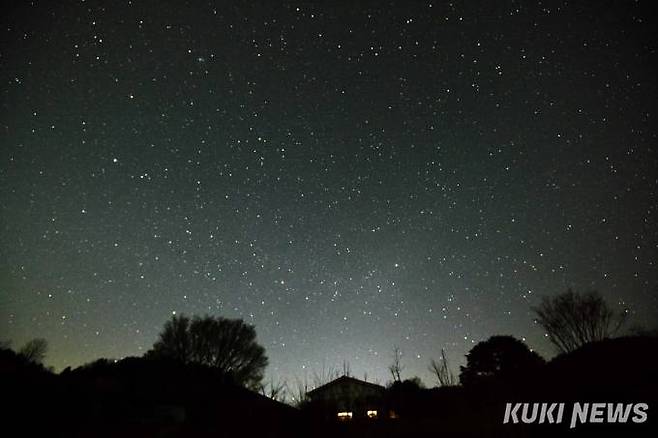 운이덕천체관측소에서 본 밤하늘, 타 지역에 비해 빛공해가 적어 하늘의 별들이 지붕너머까지 가득하다.
