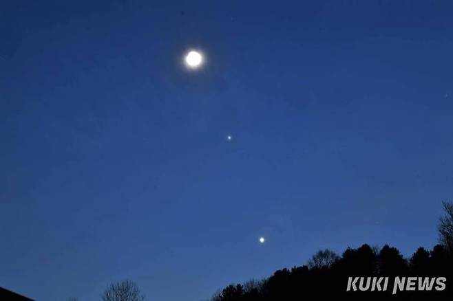 인제 운이덕천제관측소에서 초저녁 관측된 달과 목성과 금성