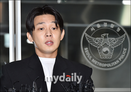 Actor Yoo Ah-in (36 and real name Um Hong-sik) broke his silence and expressed his position after 50 days on the Drug 4 Oral administration charge.Yoo Ah-in attended Seoul Police Agency Drug Crime Susa University at 9:30 am on the 27th.After receiving about 12 hours of surveys for violating the Drug Control Act, he left the Police Office at 9:20 pm and stood on the photo line.Yoo Ah-in has been keeping his mouth shut even after the Drug scandal. He made his first direct statement about 50 days after the controversy.Yoo Ah-in replied to the question, Do you accept the charges? I told you the facts that I can reveal in the Survey. I am deeply disappointed that I have been disappointed in many people who have stood in this position and have loved me. I reflect deeply.Im sorry, he bowed.What kind of questions did you get from the Police Survey? I received a lot of questions about the events known through the media. I told my position as much as I could.In fact, Susa is not over yet, so Im careful to tell them directly. In particular, Yoo Ah-in attracted attention by showing that he could not easily answer with his unique crying voice that was revealed at the awards ceremony.However, he described the Drug Oral administration charge as my personal deviant behaviors and said, It seems that I was in the wrong swamp in such a rationalization of I do not harm anyone.Yoo Ah-in said, I am sorry for the delay in expressing my position, he said. It may be inconvenient for you to see me like this, but I want to take these moments as an opportunity to buy truly healthy moments that I have not lived in.Im so sorry to disappoint you.He said to the question, What part of the Survey did you mainly Vocation today? He said, I think I have revealed everything I can reveal. Im sorry.Yoo Ah-in faces charges of Oral administration of four types of drugs, including propofol, cannabis, ketamine and cocaine.The number of Propofol Oral administrations is 73 times from January 4, 2021 to December 23, the same year, and the total amount of Oral administration is over 4,400 milliliters.Yoo Ah-ins drug scandal has decided to postpone the release of Netflixs original series The Fool of the End and Netflix movie The Game, which was about to be released this year.