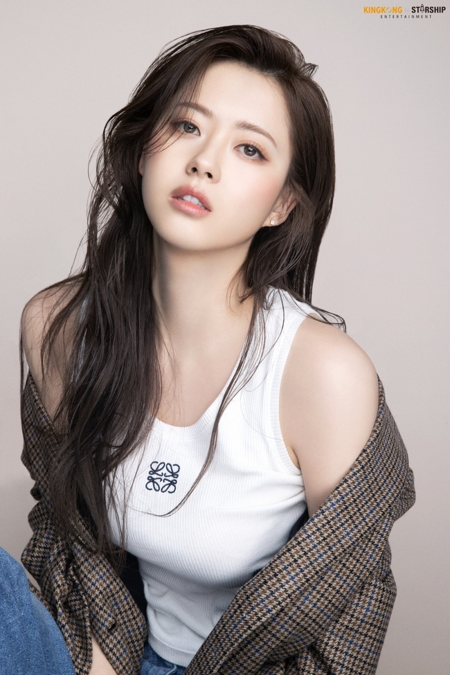 A new profile of Go Ah-ra has been released.On March 27, the agency King Kong by Starship released several profile photos of actor Go Ah-ra.In the open photo, Go Ah-ra fixes the gaze with two opposite charms: a check pattern jacket, a white-colored top, and a naturally disheveled hairstyle that adds a supernatural feel.In addition, the coral makeup upgrades Go Ah-ras unique lovely and bright charm.In the ensuing photo, Go Ah-ra creates a luxurious atmosphere with black dresses and gold accessories.Meanwhile, Go Ah-ra is currently reviewing her next film. (photo source: King Kong by Starship)
