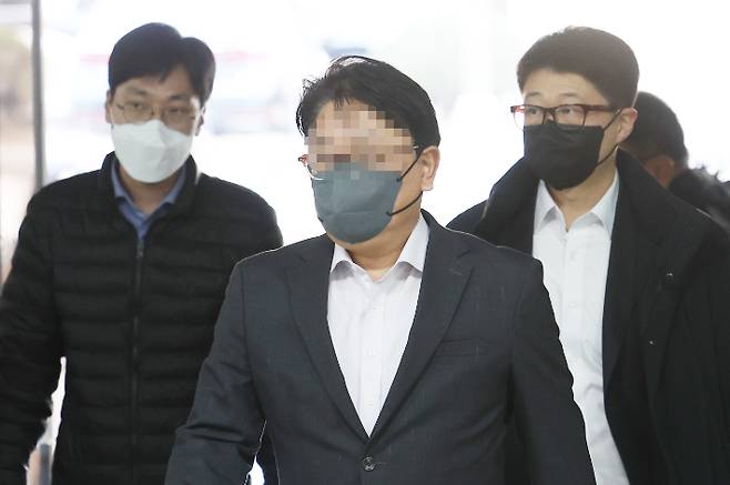 '백현동 개발 비리 의혹'과 관련 성남시에서 로비스트 역할을 한 김인섭 전 한국하우징기술 대표의 측근 김모씨가 27일 서울중앙지법에서 열리는 영장실질심사에 출석하고 있다. 연합뉴스