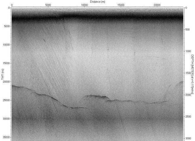 그림 1-1 : 빙하레이더를 이용한 빙하탐사 결과 그림. 빙하 표면에서 약 2,000미터 부근에 강한 반사면이 빙하와 지각의 경계면이다.