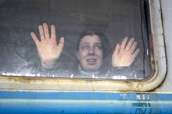 가족과 작별인사를 하며 고향을 떠나는 우크라이나인 AP연합뉴스. 사진 속 인물은 기사의 내용과 직접적인 관계가 없음.