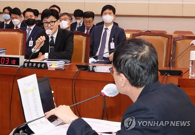 답변하는 한동훈 장관 (서울=연합뉴스) 백승렬 기자 = 한동훈 법무부 장관이 27일 국회에서 열린 법사위 전체회의에서 의원들의 질의에 답변하고 있다. 2023.3.27 srbaek@yna.co.kr