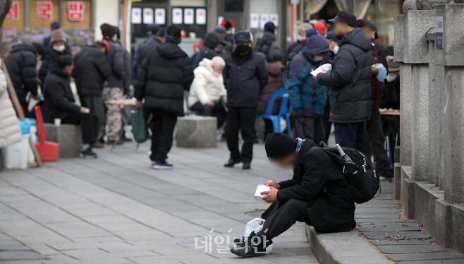 서울 종로구 탑골공원에서 노인들이 인근 무료급식소에서 받은 점심을 먹고 있다.ⓒ뉴시스