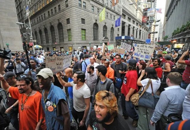 2011년 9월 26일 미국 뉴욕 월스트리트에서 ‘월가를 점령하라’ 시위대가 구호를 외치며 행진하고 있다. 뉴욕= AP, 연합뉴스