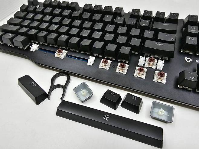 청축, 적축, 갈축 스위치를 선택할 수 있으며 체리식 스테빌라이저도 적용했다